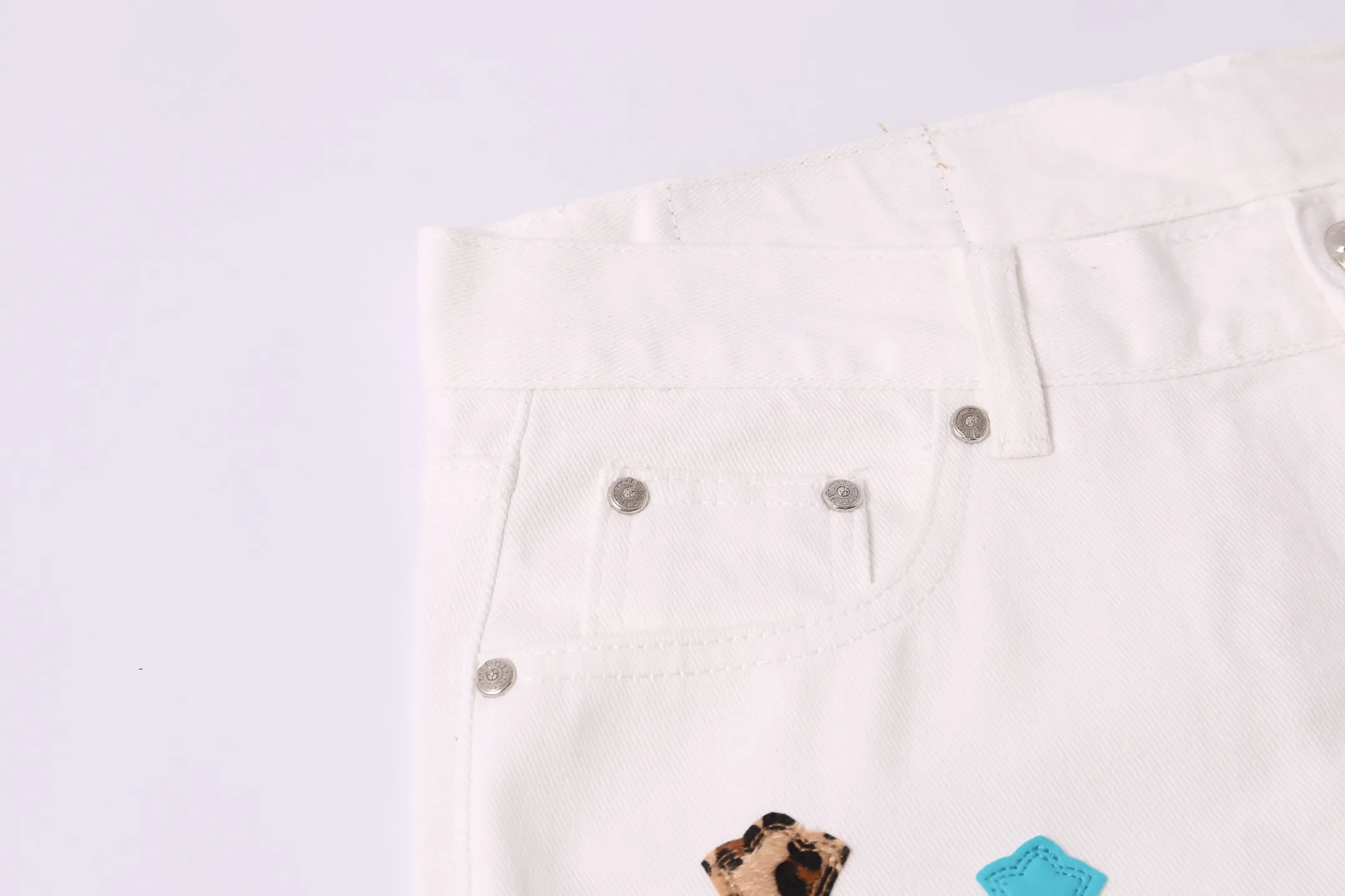 P260 Style number: H887 Croxin & 𝐂𝐡𝐫𝐨𝐦𝐞 𝐇𝐞𝐚𝐫𝐭 ss25 new ice blue leopard print cross patchwork leather jeans. Styles with different washed textures are very friendly to people with thin legs. The slightly flared version perfectly modifies the leg shape. The timeless and moderate length makes it easy to match and match. It is the basis for various styles and is a must-have in your wardrobe! The fabric is stiff but also makes the upper body soft without losing texture. The washing process is even more perfect. It is a must-have item for everyone! ! ! Washed wheat, tag, pants label, three labels complete Color: white Size: 28-30-32-34